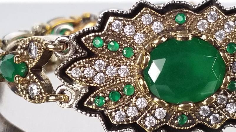 lot 155 image: Emerald Bracelet