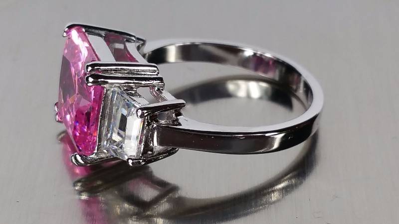 lot 168 image: Pink Sapphire Ring