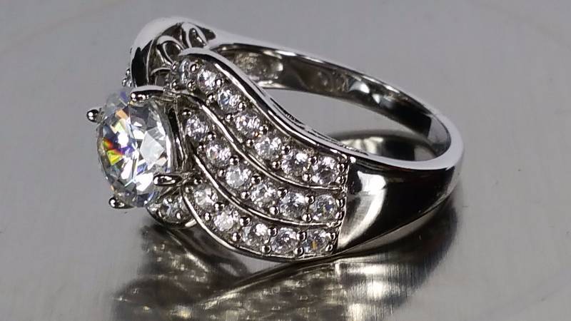lot 172 image: White Topaz Ring