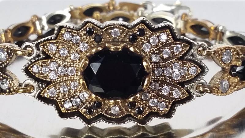 lot 186 image: Onyx Bracelet