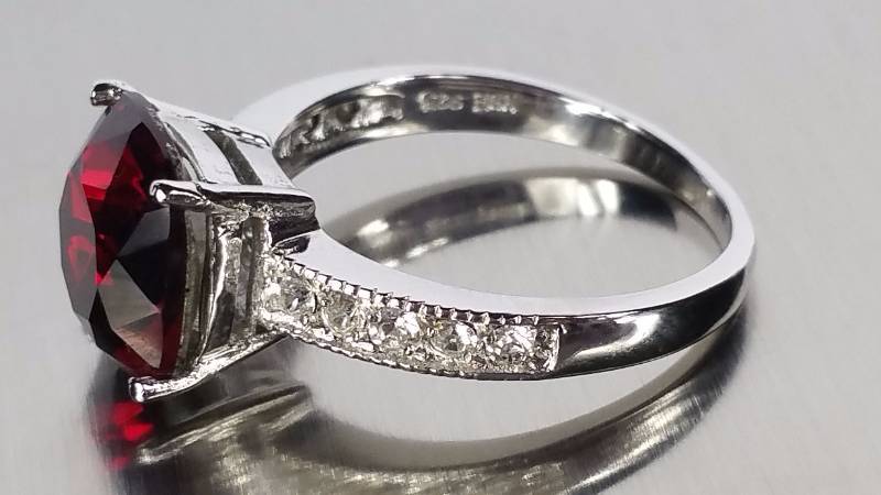 lot 189 image: Garnet Ring
