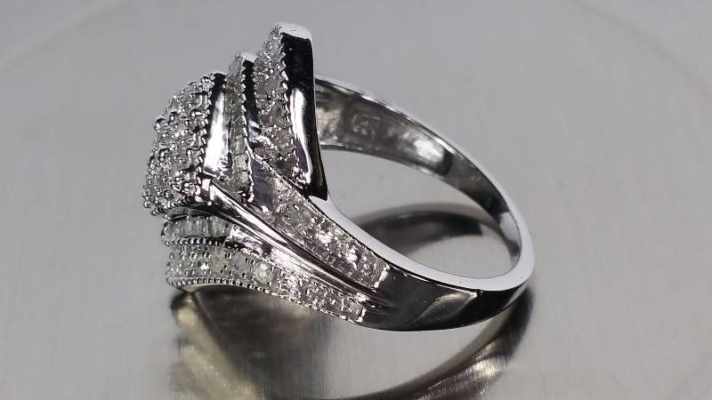 lot 192 image: Diamond Ring