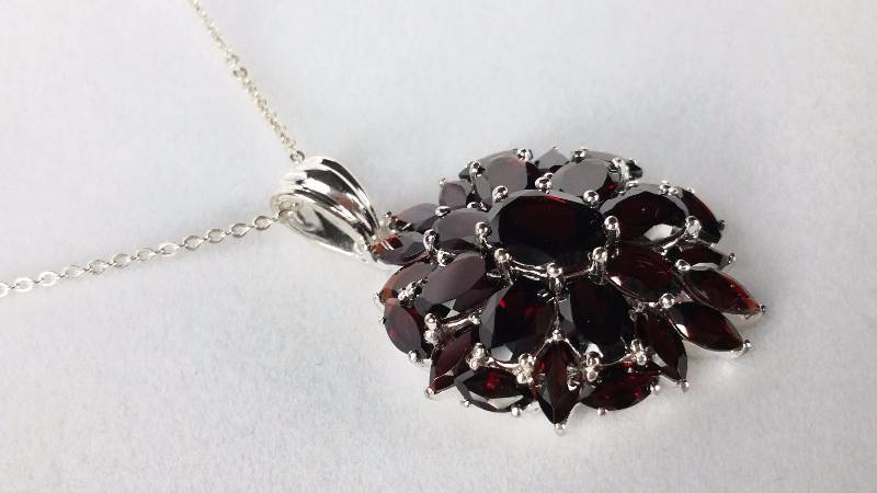 lot 197 image: Garnet Necklace