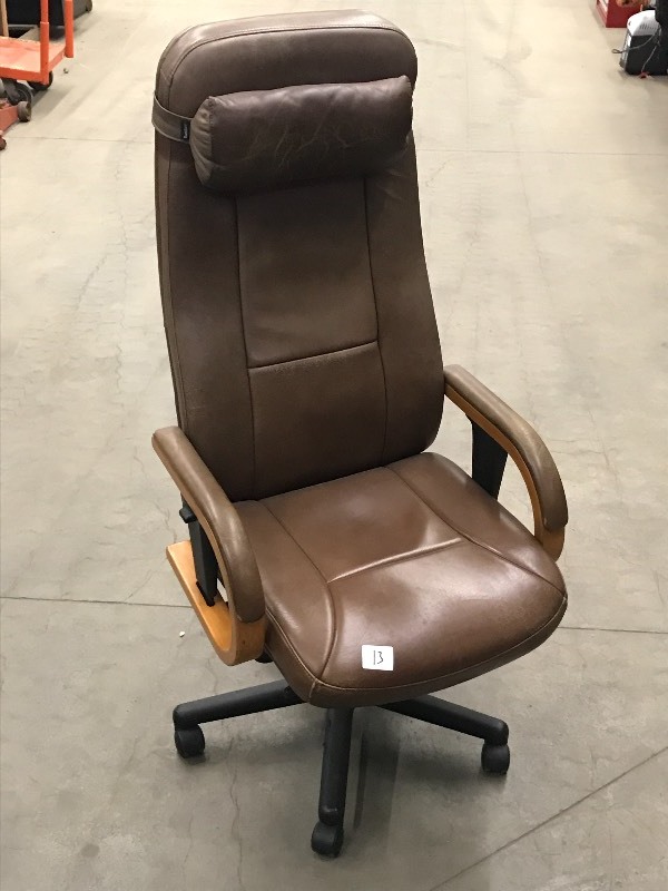 lot 13 image: Deluxe Adjustable Rolling Office Ch...