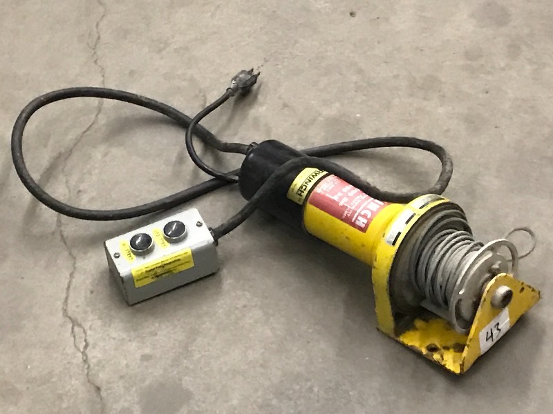 lot 43 image: 1000# 115Volt Electric Winch ...