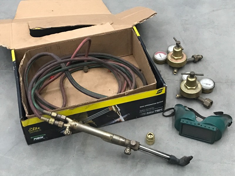 lot 85 image: ESAB Oxi-Acetylene Hose & Gauge Set...