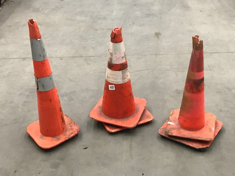 lot 129 image: Lot Of (5) Safety Cones ...