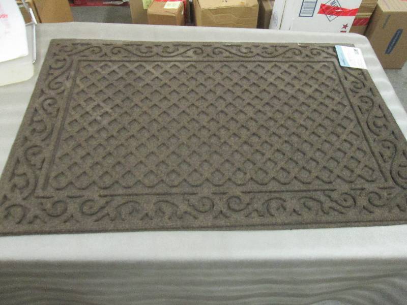 lot 52 image: Traffic Master 24x36 inch Mat, Dama...