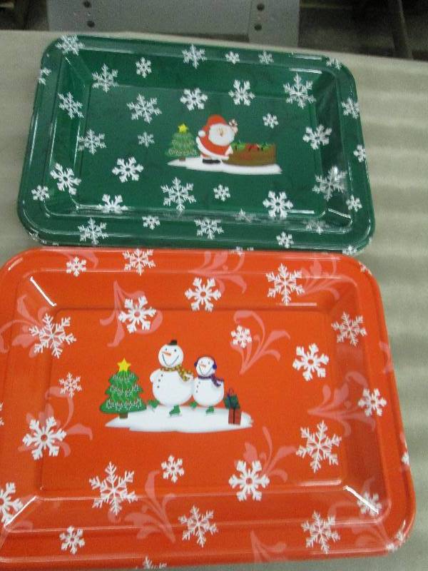 lot 211 image: Lot of 24 18x13 inch Plastic Holid...