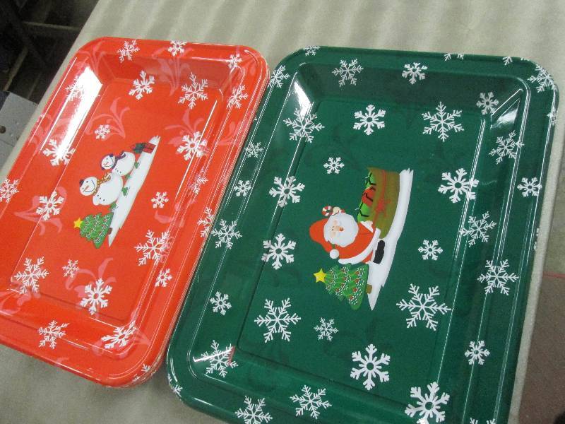 lot 245 image: Lot of 24 18x13 inch Plastic Holid...