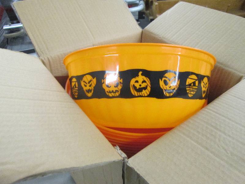 lot 251 image: Case of 36 12 inch Rouind Hallowee...