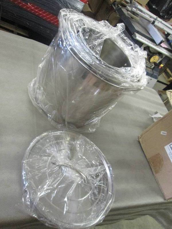 lot 284 image: Stock Pot Set of 4 - only one lid f...