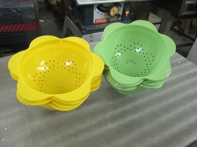 lot 298 image: Lot of 9 Melamine Flower Shape Stra...