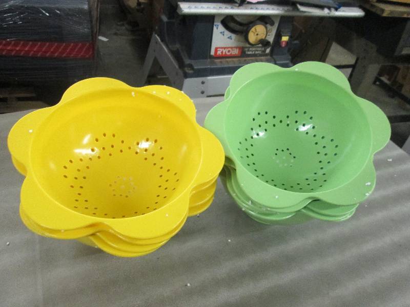 lot 299 image: Lot of 9 Melamine Flower Shape Stra...