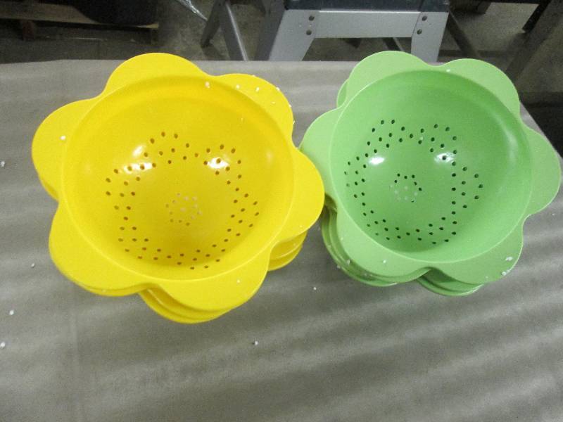 lot 300 image: Lot of 9 Melamine Flower Shape Stra...