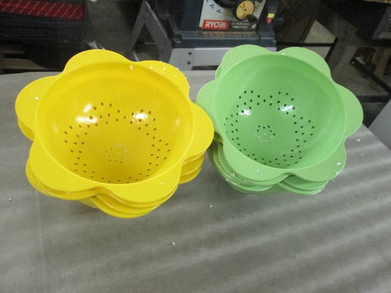 lot 301 image: Lot of 9 Melamine Flower Shape Stra...