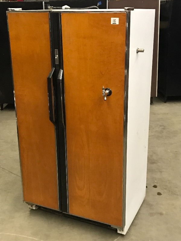 lot 18 image: Amana RefrigeratorFreezer With Bui...
