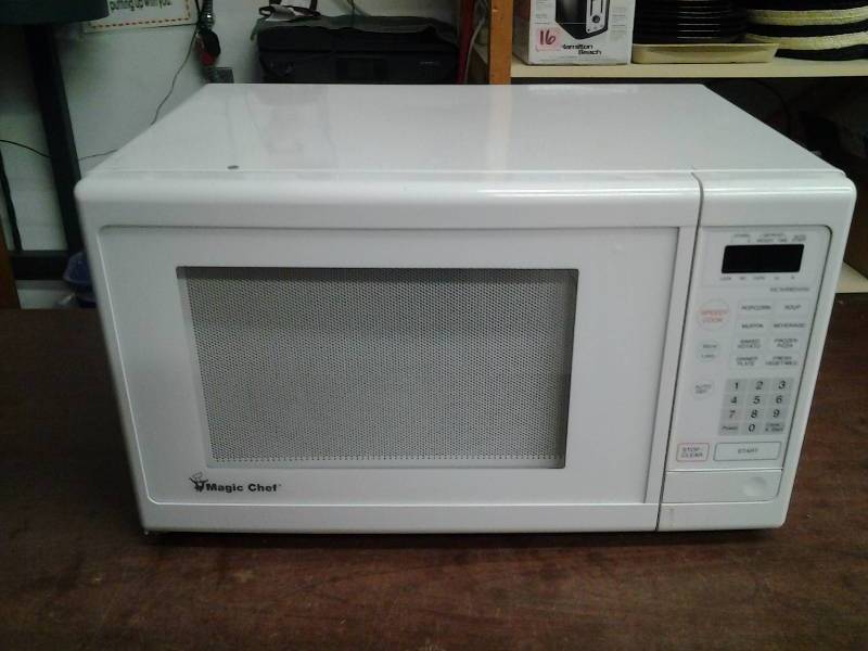 Magic Chef Microwave  (Works)