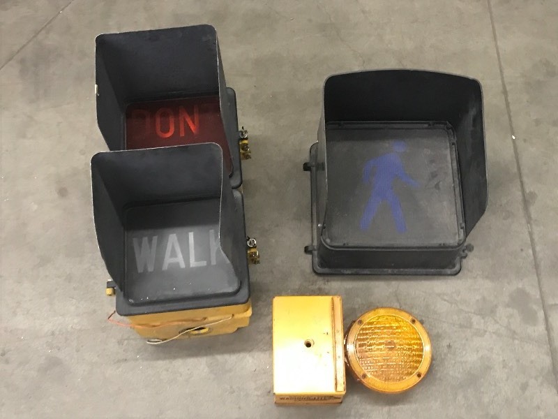 Lot Of Battery-Powered Caution Lig...