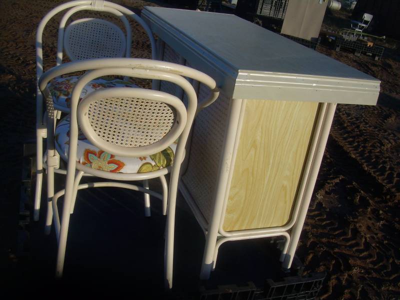 BAR WITH 2 STOOLS
