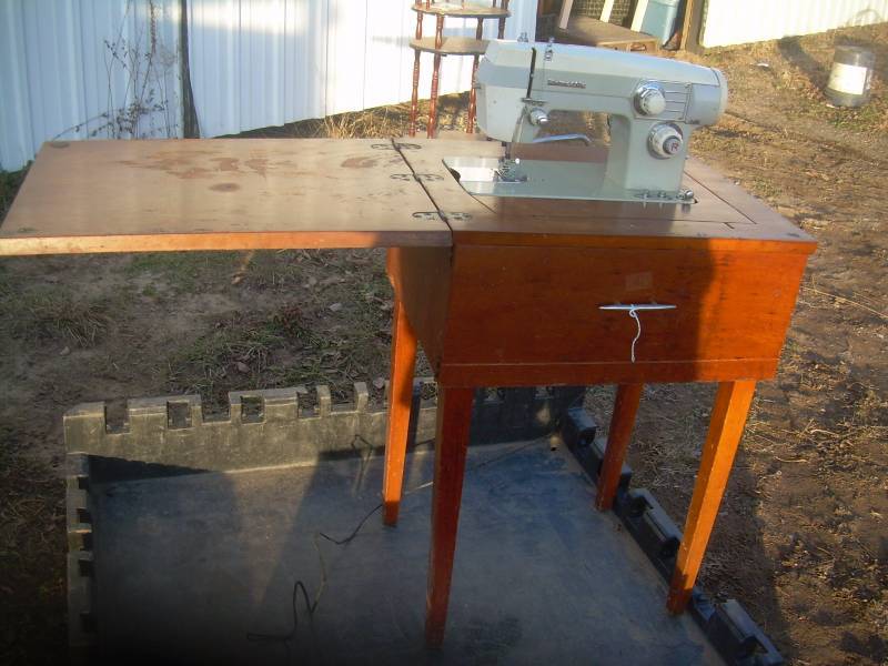 VINTAGE DOMESTIC SEWING MACHINE