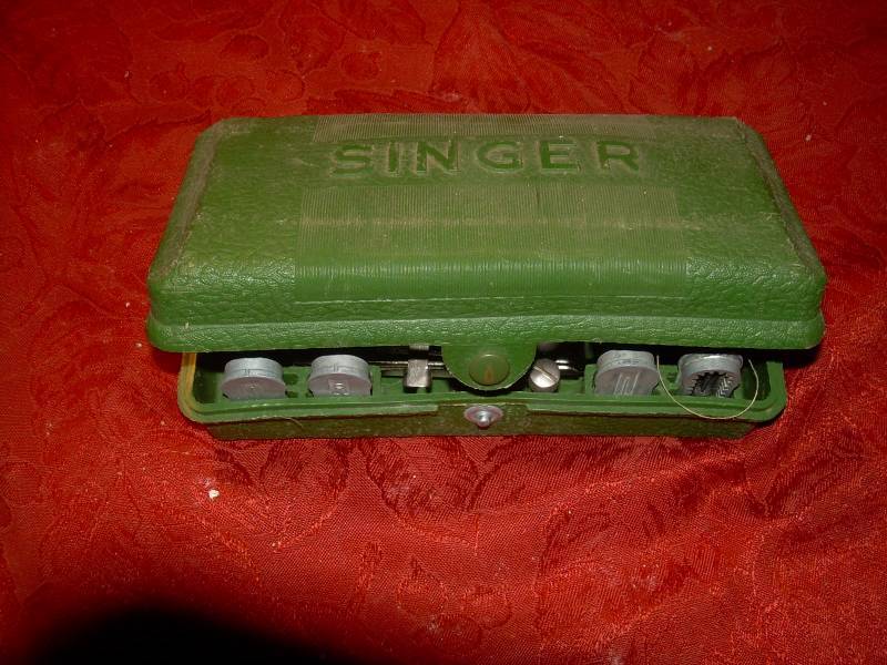 COLLECTIBLE SINGER SEWING MACHINE  HEAD