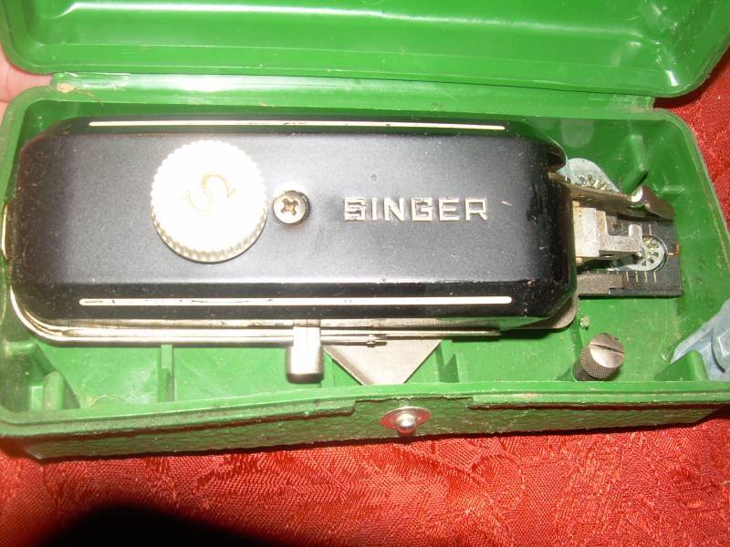 COLLECTIBLE SINGER SEWING MACHINE  HEAD