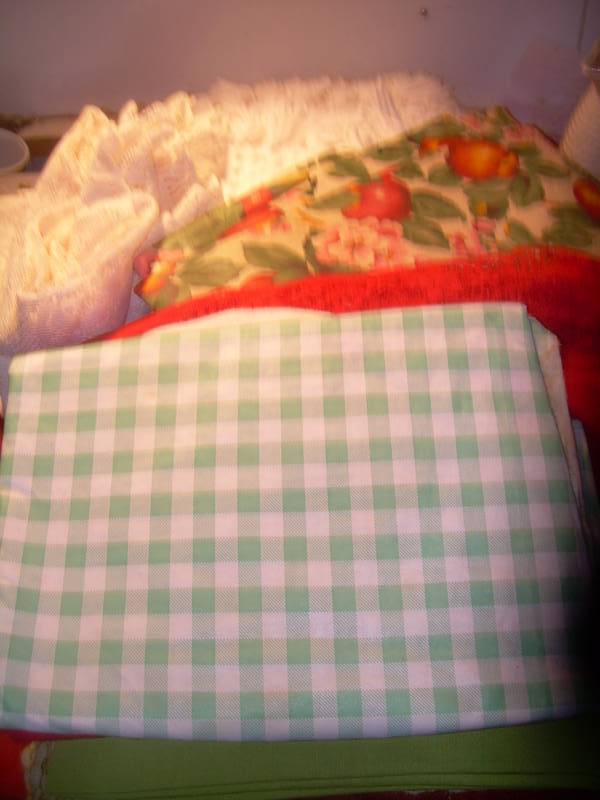 TABLE CLOTHS AND PLACE MATTS