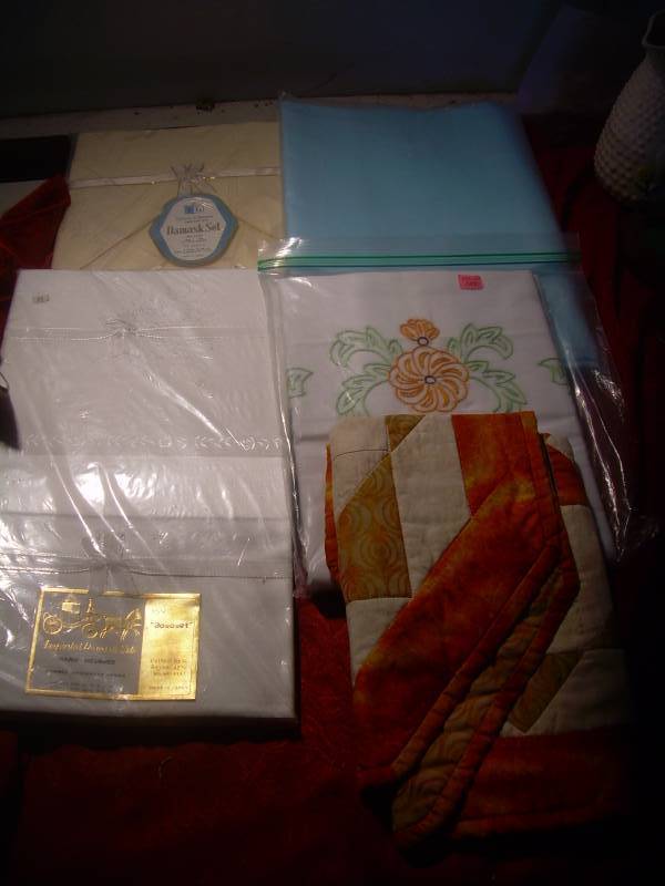 NEW DAMASHE SETS AND PILLOW CASES
