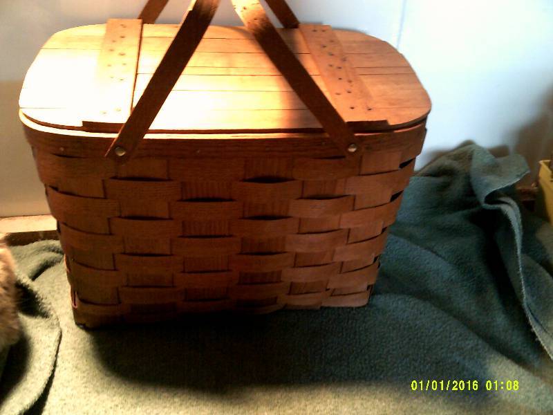 VINTAGE PICNIC BASKET