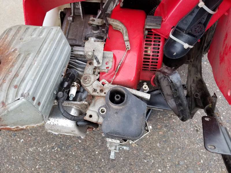 lot 10 image: Honda snowblower turns over