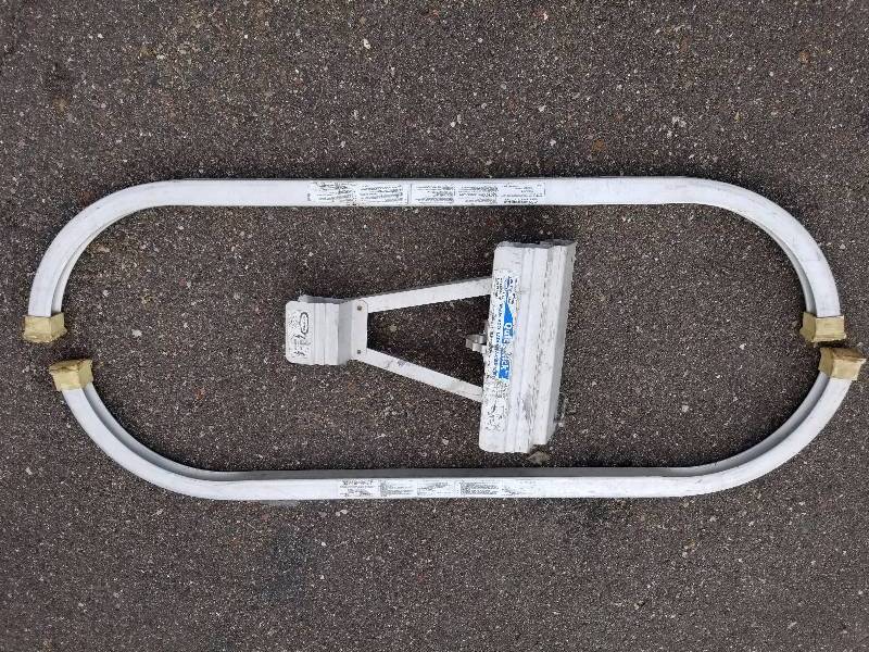 lot 18 image: Aluminum Ladder Stabilizers