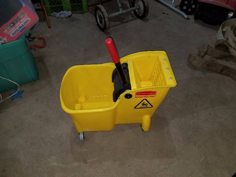 lot 46 image: New Mop Bucket wRinger