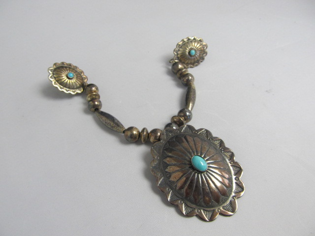 lot 104 image: Vintage Southwestern Sterling Silver & Turquoise Collar Pendant