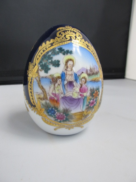 lot 107 image: Vintage Fine Porcelain Hand Painted Limoges Egg
