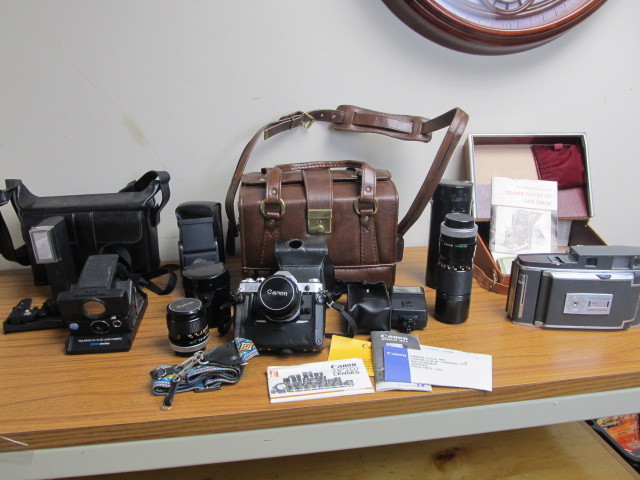 lot 118 image: NICE Vintage Film Cameras wCases Zoom Lenses & Accessories