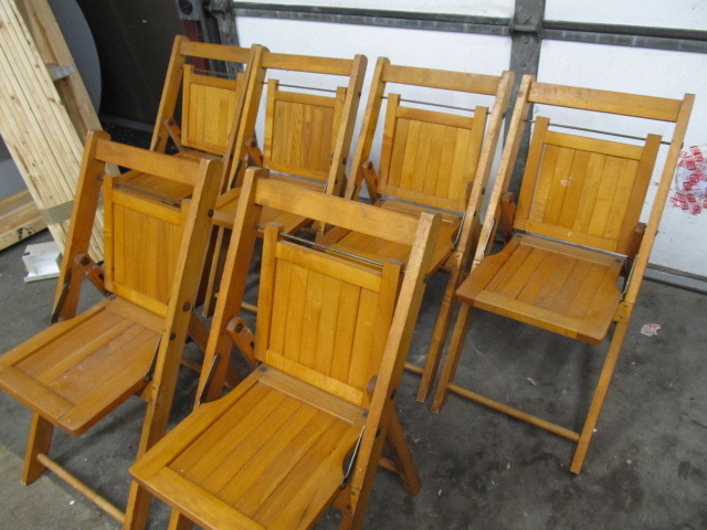 lot 28 image: Set of 6 Matching Vintage Wood Small Folding Chairs