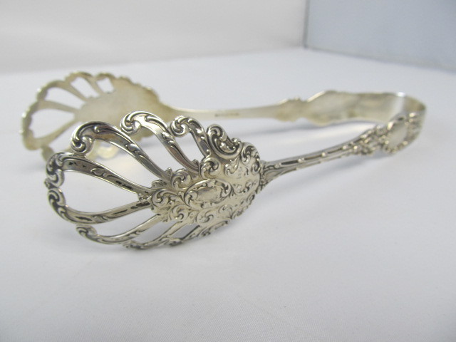 lot 129 image: Vintage Hallmarked Sterling Silver Ice Tongs