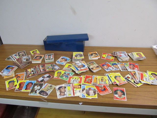 lot 155 image: Collection of 1950s Baseball Cards