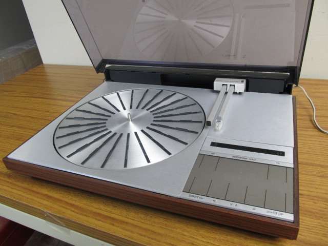lot 158 image: Bang & Olufsen BEOGRAM 4002 Turntable
