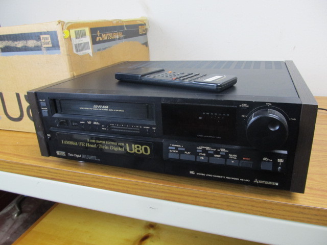 lot 165 image: Mitsubishi U80 VCR wBox & Remote