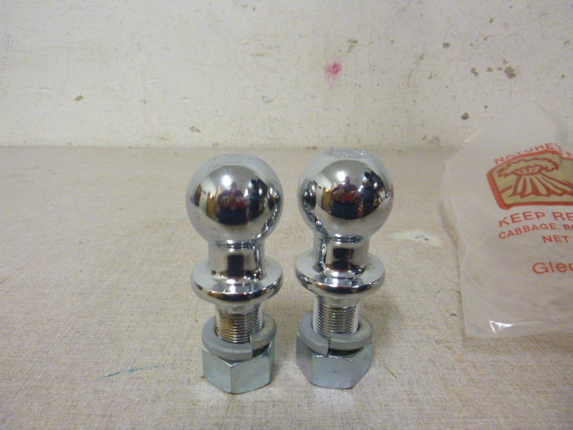 lot 42 image: 2 Trailer Balls