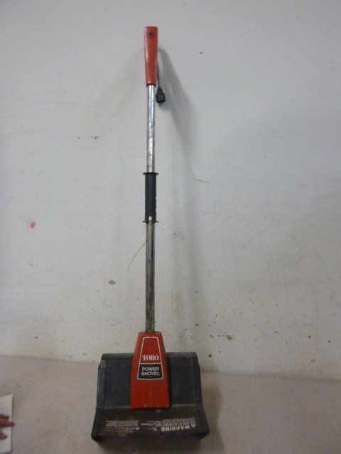lot 48 image: Toro Electric Snow Shovel