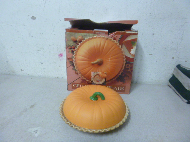 lot 85 image: Home Trends Ceramic Pumpkin Pie Plate with Cover