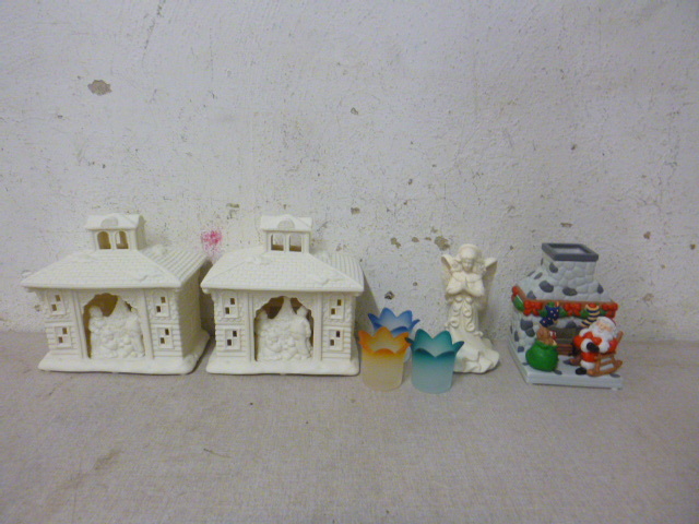 lot 113 image: Decorative Items