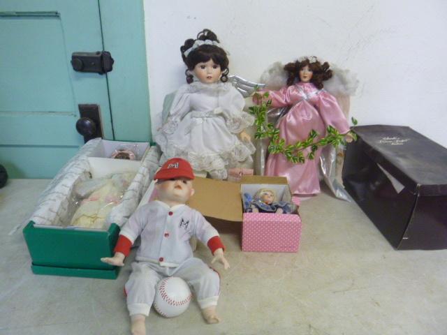 lot 131 image: Collectible Dolls and Figurines