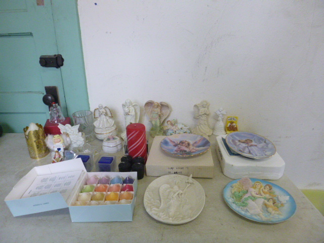 lot 134 image: Miscellaneous Decorative Items