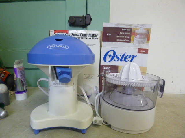 lot 149 image: Oster Juicer and Rival Snow Cone Maker