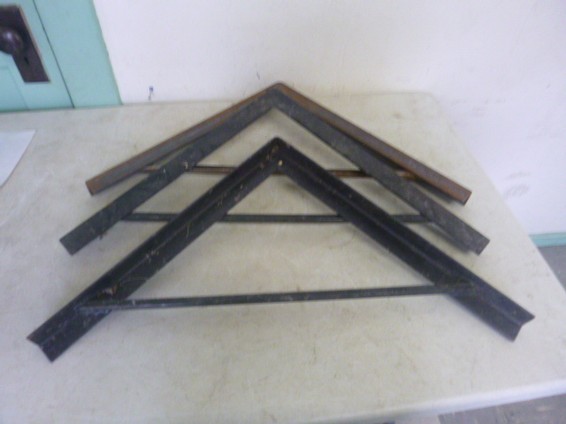 lot 182 image: 2 Large Shelf Brackets