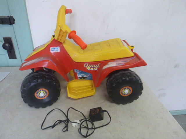 lot 186 image: Childs Power Wheel Quad 4X4